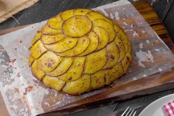 «Под куполом»: картофельная запеканка с сыром и беконом