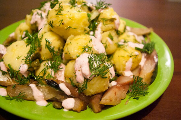 Теплый салат из рыбы и картофеля