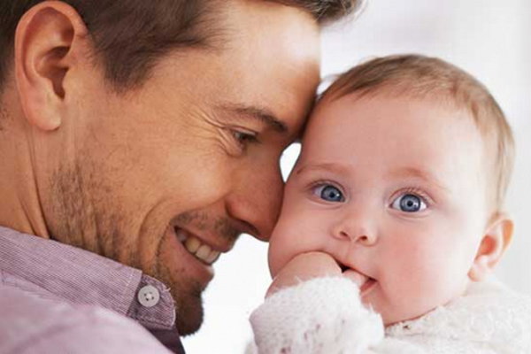 Когда и почему у новорожденного меняется цвет глаз?