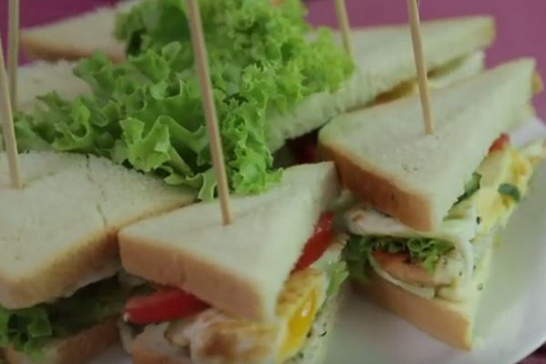 Аппетитные многослойные сэндвичи