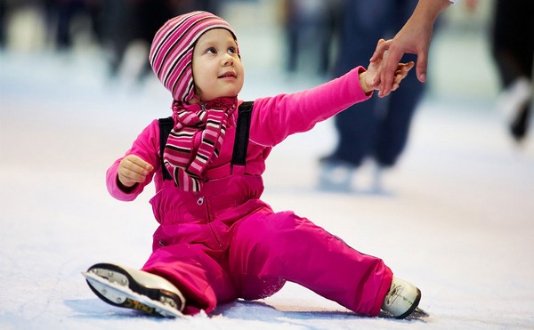 Как научить малыша кататься на коньках: 3 основных условия
