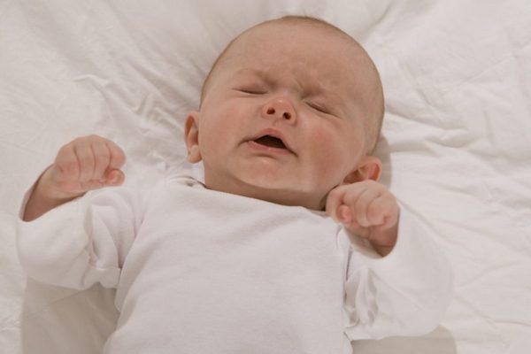 Что делать, если ребенок вздрагивает во сне?