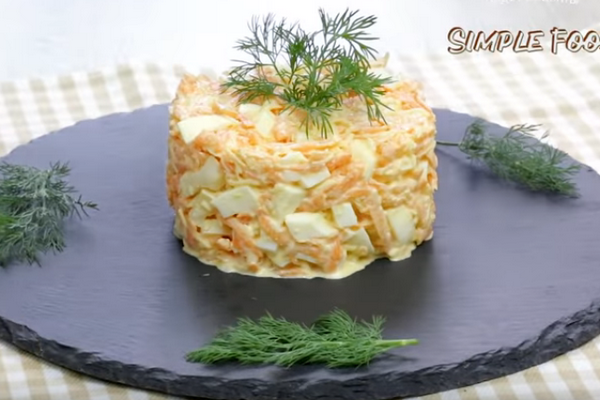 Морковно-сырный салат со сметаной