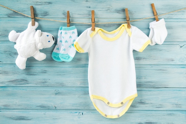 Как правильно стирать одежду для новорожденных: 6 советов для мамы