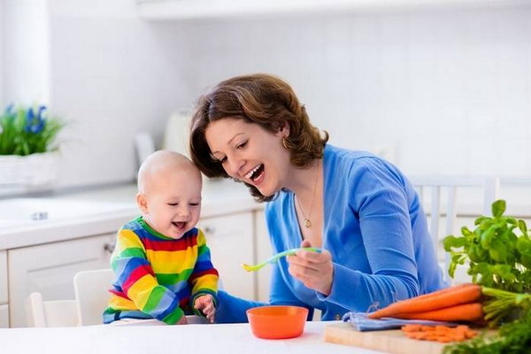Жевание пищи и развитие речи: как твердая пища развивает речевой аппарат ребенка до года