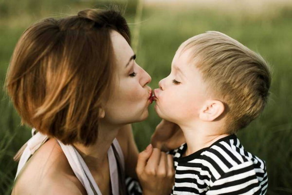 Почему детей нельзя целовать в губы