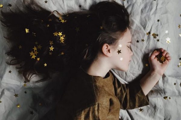 С любовью: 7 важных фраз, которые нужно нашептывать ребенку перед сном