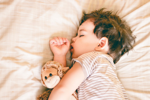Почему ребенок скрипит зубами во сне, и как решить эту проблему