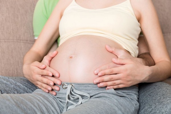 Почему болит пупок во время беременности и как устранить боль