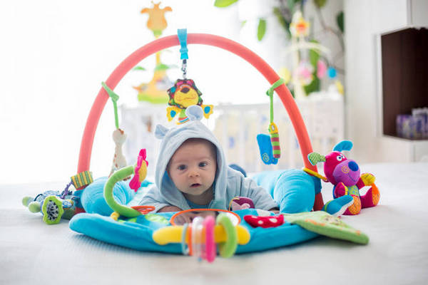 ТОП-10 самых эффективных игрушек для развития, которые понадобятся в первый год ребенку