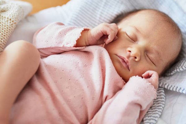 Если новорожденный вздрагивает во сне: есть ли причины для беспокойства