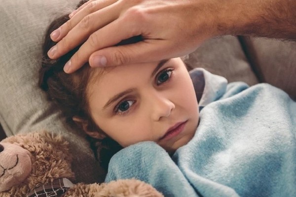 Лихорадка у ребенка: как помочь быстро и безопасно