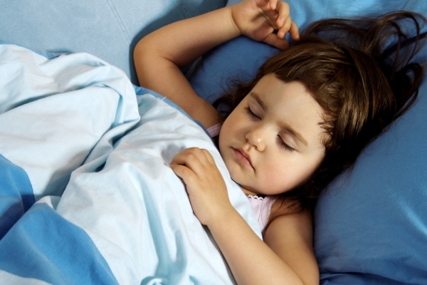 Два простых способа приучить ребенка спать в своей кроватке