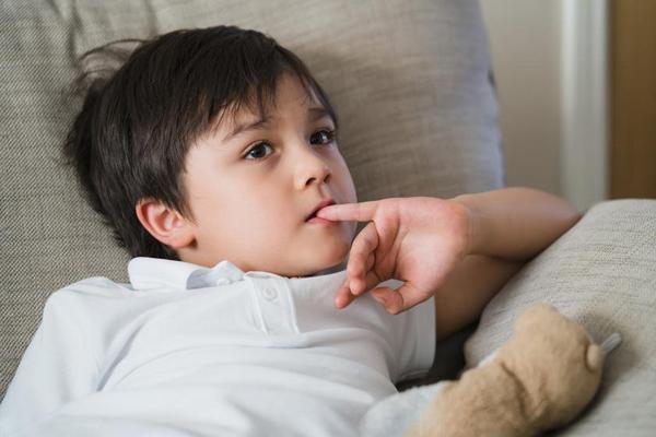 Как отучить ребенка грызть ногти: 4 простых способа