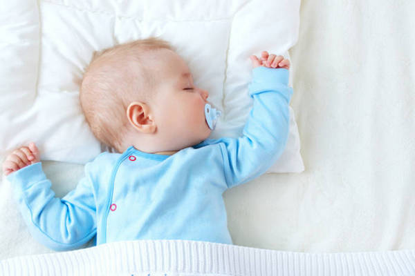 Почему ребенку нельзя спать на подушке: правила для родителей