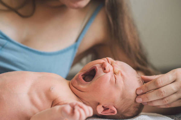 Как лечить горло у грудничка: 8 правил для родителей