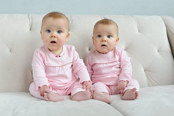 Как правильно воспитывать близнецов?