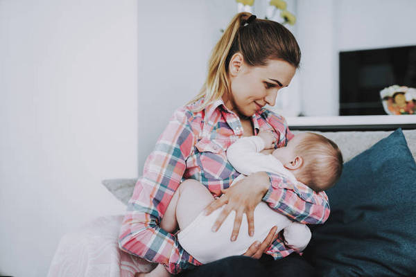 Болит грудь во время кормления: как маме справиться с приливами молока