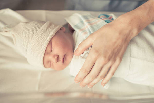 Если новорожденный вздрагивает во сне: есть ли причины для беспокойства