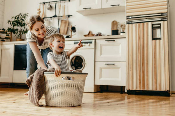 С какого возраста ребенка стоит привлекать к домашней работе, что поручить?