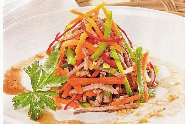 Куриный салат с овощами и копченой колбасой