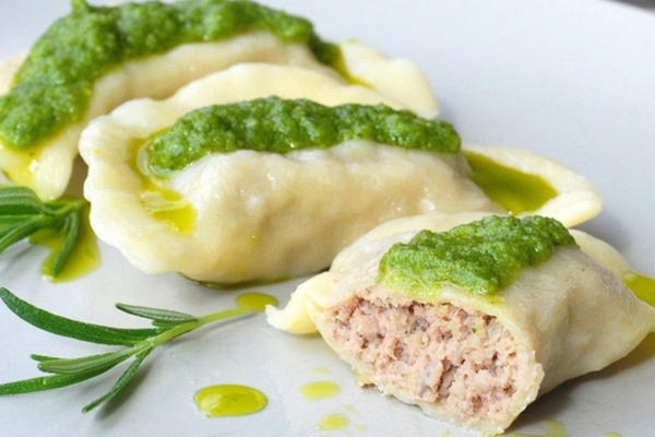 Уникальный рецепт вареников с мясом на пару и зеленым соусом
