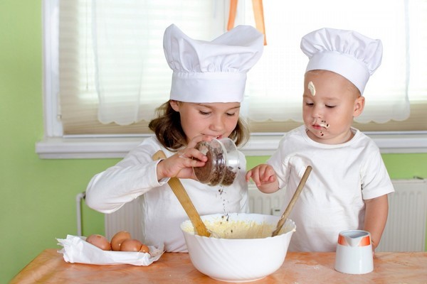 С какого возраста можно учить ребенка готовить еду?