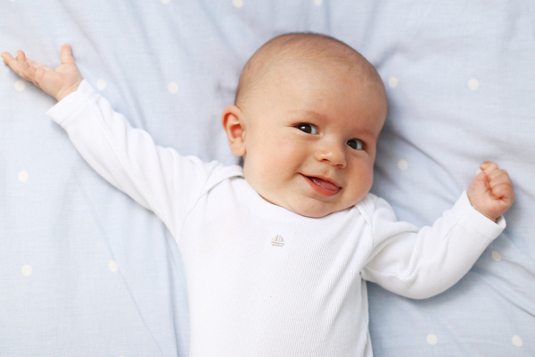Когда новорожденный должен впервые улыбнуться и почему это так важно