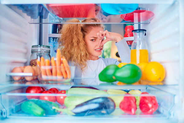 Как вымыть холодильник и избавиться от неприятного запаха