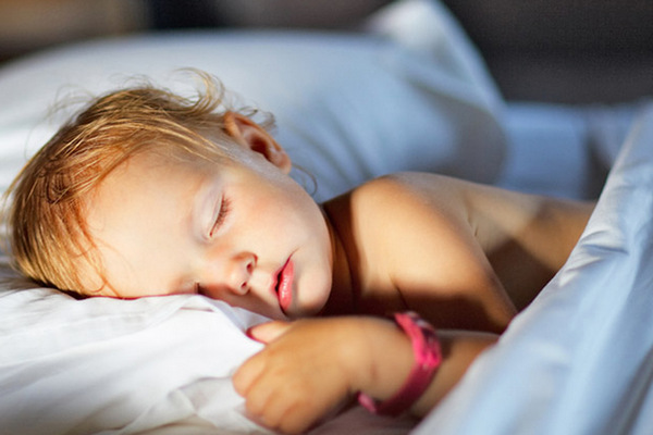 Спи, моя радость, усни: ученые назвали идеальное время для отхода ребенка ко сну