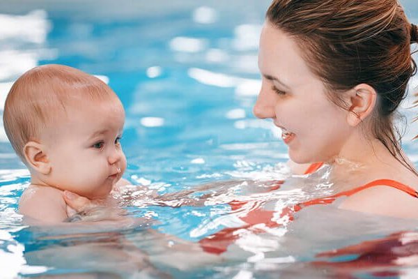 Как подготовить малыша к его первому купанию в море или бассейне