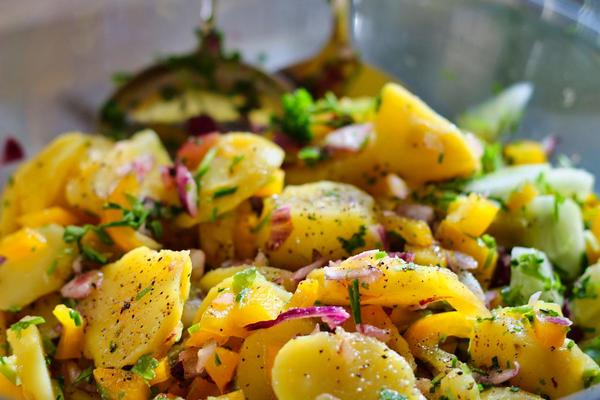 Салат с молодым картофелем и спаржей: весеннее витаминное блюдо