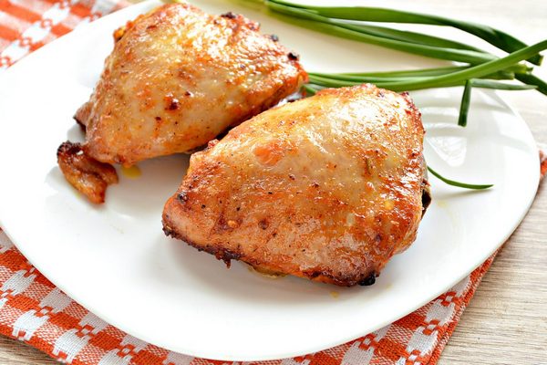 Жареные куриные бедра по-перуански в зеленом соусе: оригинальный рецепт