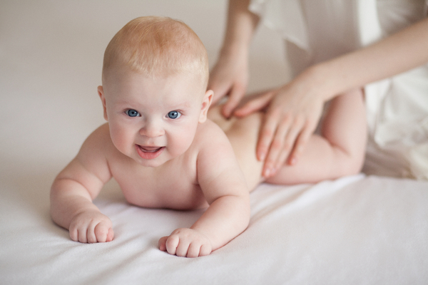 Выкладывание младенца на живот — почему это важно делать и когда бывает опасным