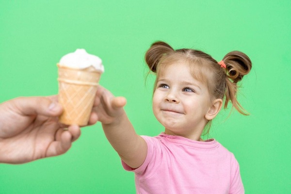 С какого возраста давать ребенку мороженое и какое именно покупать