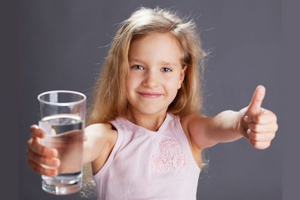 Чем поить ребенка в жару: 5 подходящих напитков и 2 крайне нежелательных