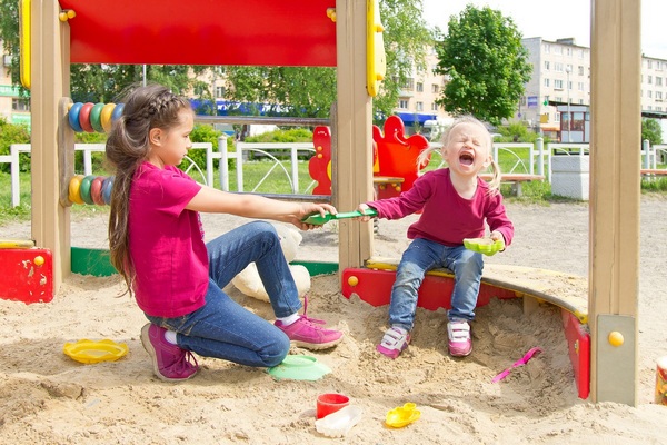 Ссоры в песочнице: как быстро помирить детей в зависимости от их возраста