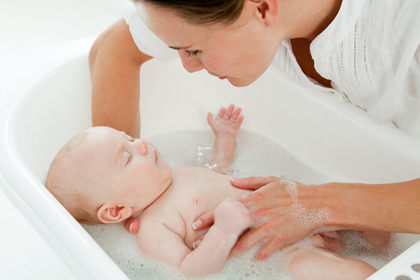 Перестаньте им верить: 5 вредных мифов о купании новорожденного