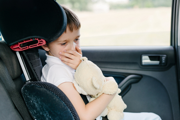 Почему укачивает в машине и что делать, если ребенка тошнит