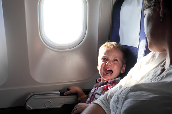 Как помочь малышу, если в самолете закладывает уши