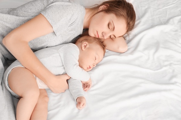 Чем на самом деле грозит недосыпание матери и ребенку