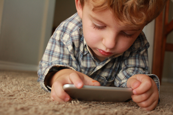 Не расстается с телефоном или рисует: как интересы ребенка влияют на его будущее