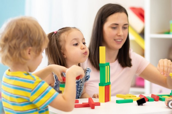 Готовимся к садику: детский невролог рассказывает, как научить малыша общаться