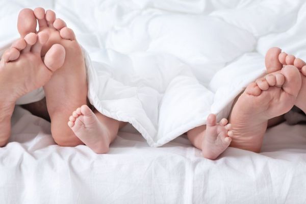 Должен ли ребенок спать вместе с матерью — тем более до трех лет?