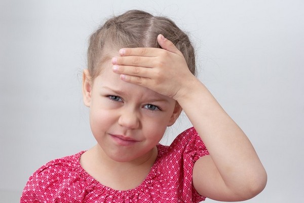 У ребенка болит голова: причины боли, виды и помогут ли таблетки