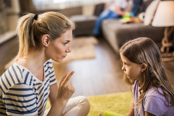 Не кричать и слушаться маму: 10 ошибок воспитания, которые сделают ребенка жертвой преступников