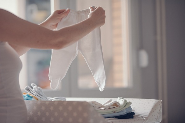 Нужно ли гладить вещи для новорожденных: мнение педиатра