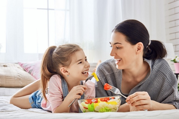 Жиры и сладости: специалист рассказал, как и чем кормить ребенка