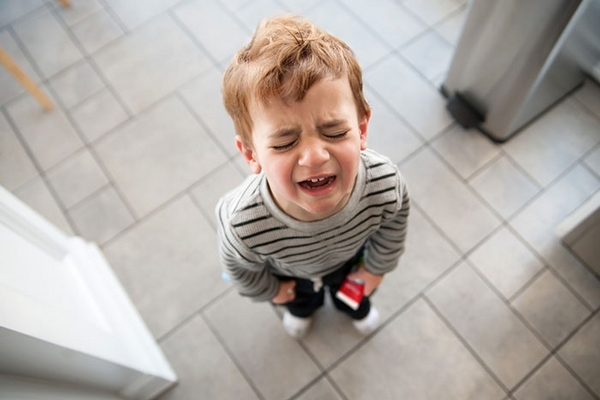 Почему двухлетки и подростки агрессивны и что с этим делать