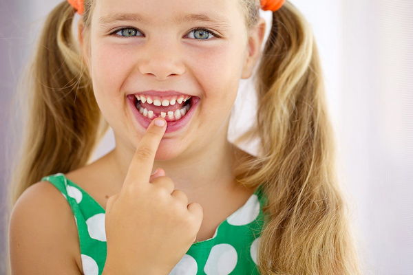 Схема и порядок выпадения молочных зубов у детей